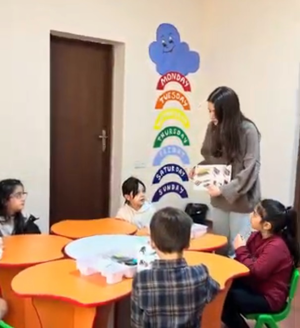 Əhmədli filialında robotika kursunda iştirak edən tələbələr dərs zamanı