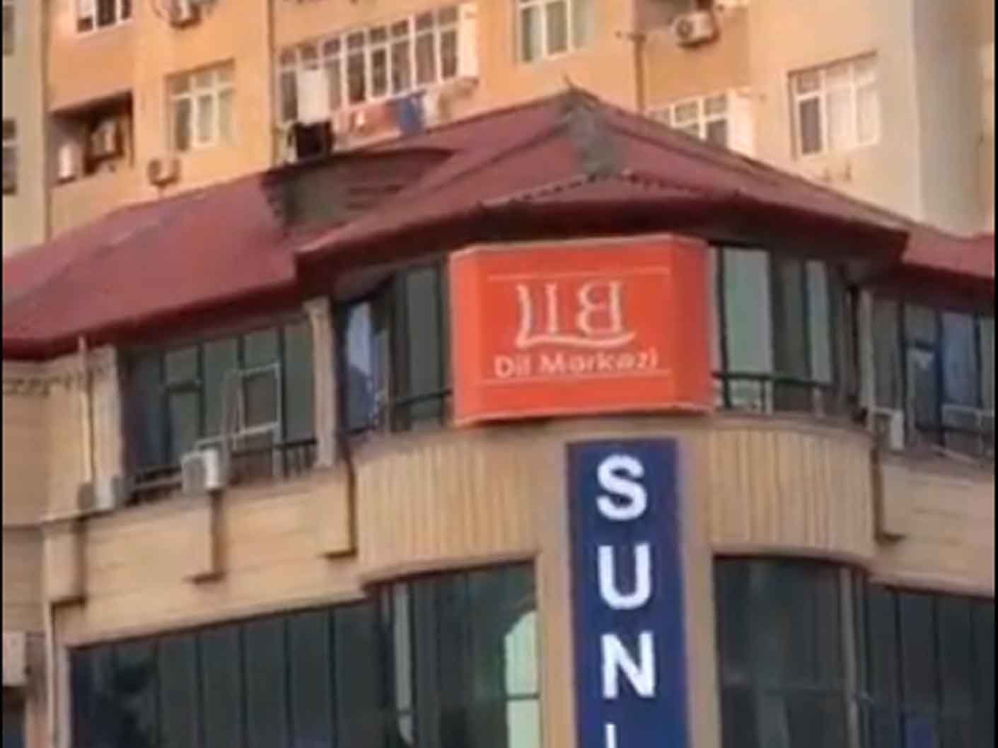 AREA Azərbaycan Robotexnika Akademiyası Əhmədli filialı ofisinin giriş hissəsi